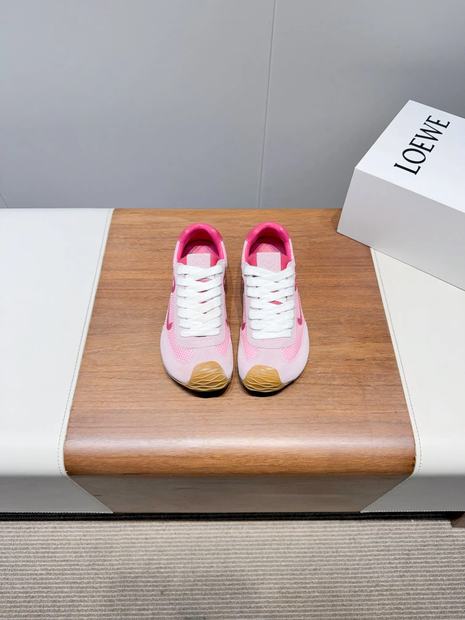 👟👟Ex-factory price 560👟👟 Loewe LOEW- 2025 mesh moral training shoes Super awesome Asymmetric toe shape, as LOEWE's signature design Super soft, lightweight and flexible sole, new wave texture rubber outsole, extending to the toe, upgraded soft leather lining and footbed to provide maximum comfort, 3D injection molded rubber LOEWE logo on the heel Fully open mold matching material Size: 35-40 (custom-made for 40 women, non-refundable)